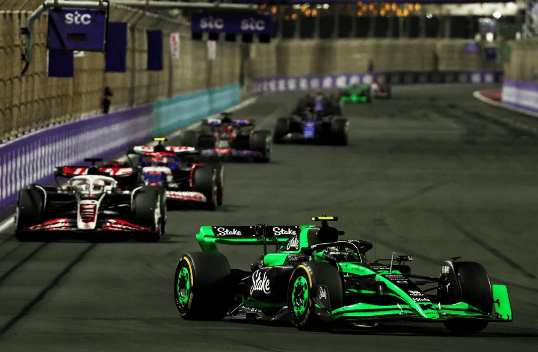 开云体育入口-梅赛德斯逆转索伯车队，皮亚斯特里统治全场