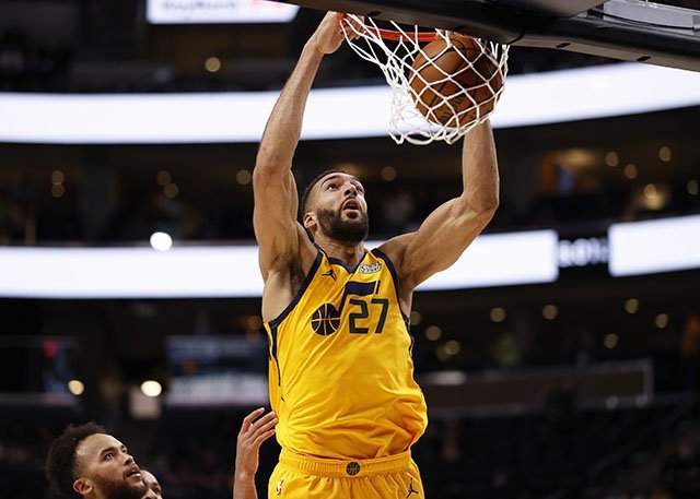 天津队逆转湖人，米切尔状态火热