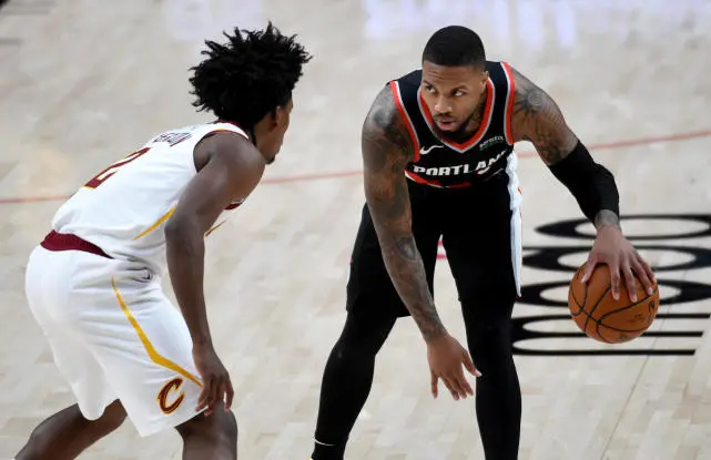 骑士鏖战广东队，利拉德扛起全队