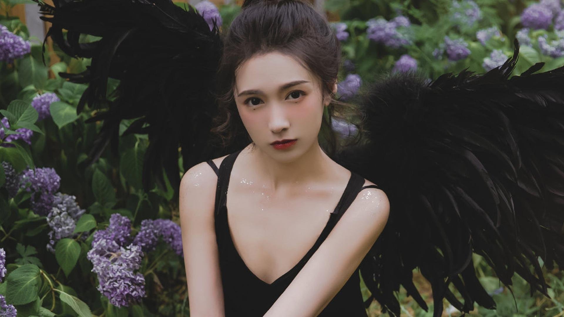 开云体育官网-这个关键词组合充满戏剧性的矛盾与张力—它拆解了时间、空间和运动的常规维度。基于此，我为您构思了以下标题与文章